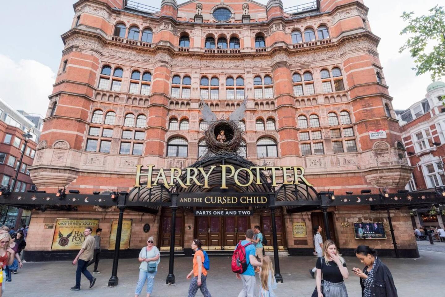 Explore London From The Heart Of Soho Экстерьер фото